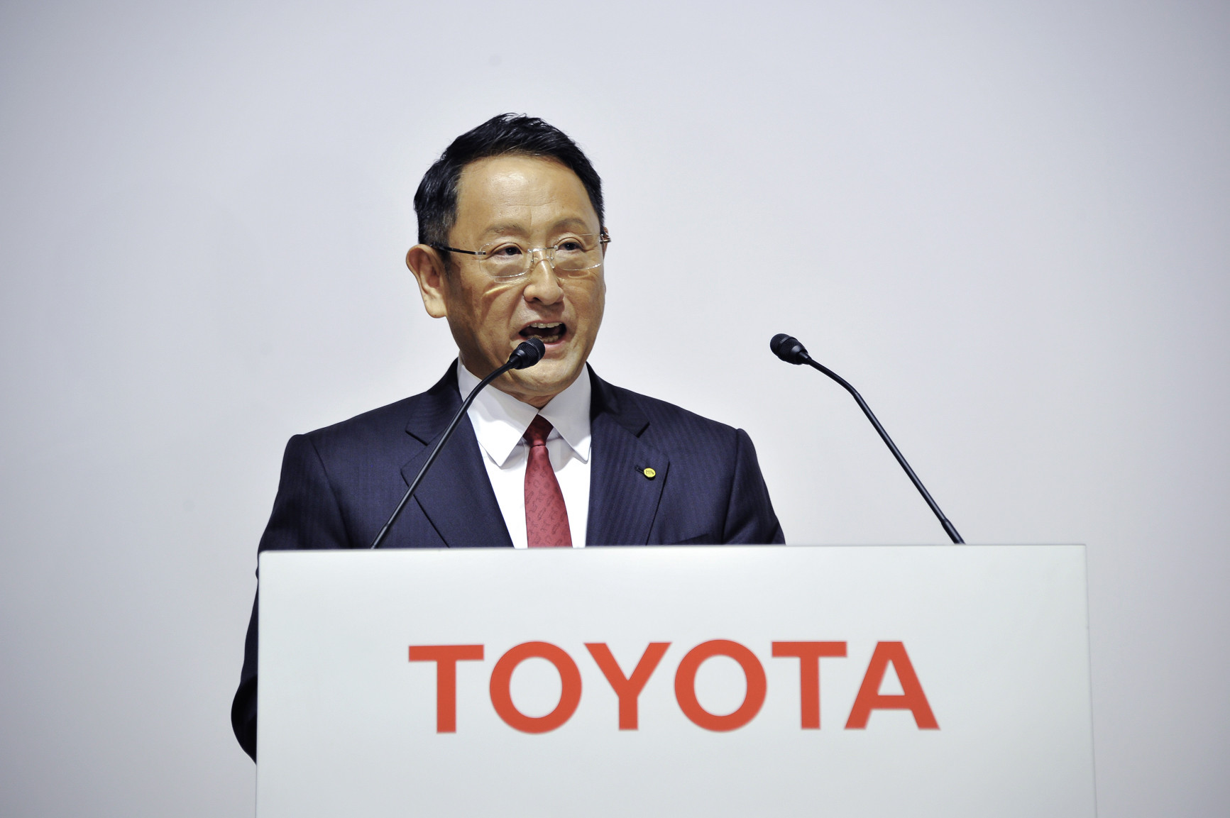 CEO Toyota từ chức vì áp lực vấn đề xe ô tô điện